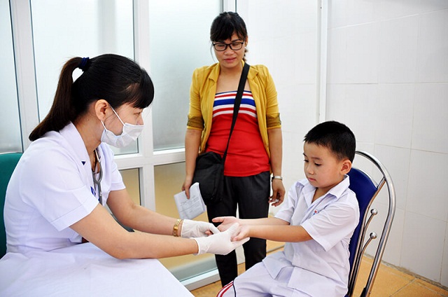 Bác sĩ Hương kiểm tra bệnh mề đay cho trẻ