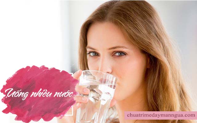 Uống nhiều nước để dị ứng da mặt nhanh khỏi
