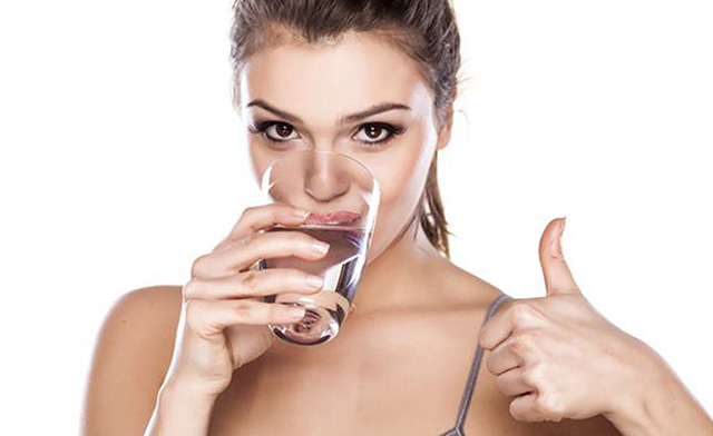 Uống nhiều nước vào mùa hè giúp thanh lọc và làm mát cơ thể