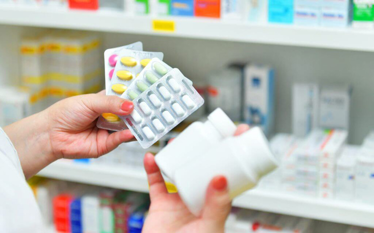 Khi tự mua thuốc tại các hiệu quả, các bạn có thể bị người bệnh chèo kéo, bán kèm nhiều loại thuốc khác
